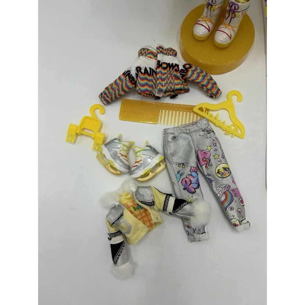 Rainbow High Winter Break Sunny Madison Yellow Fashion Doll Complete with Skis